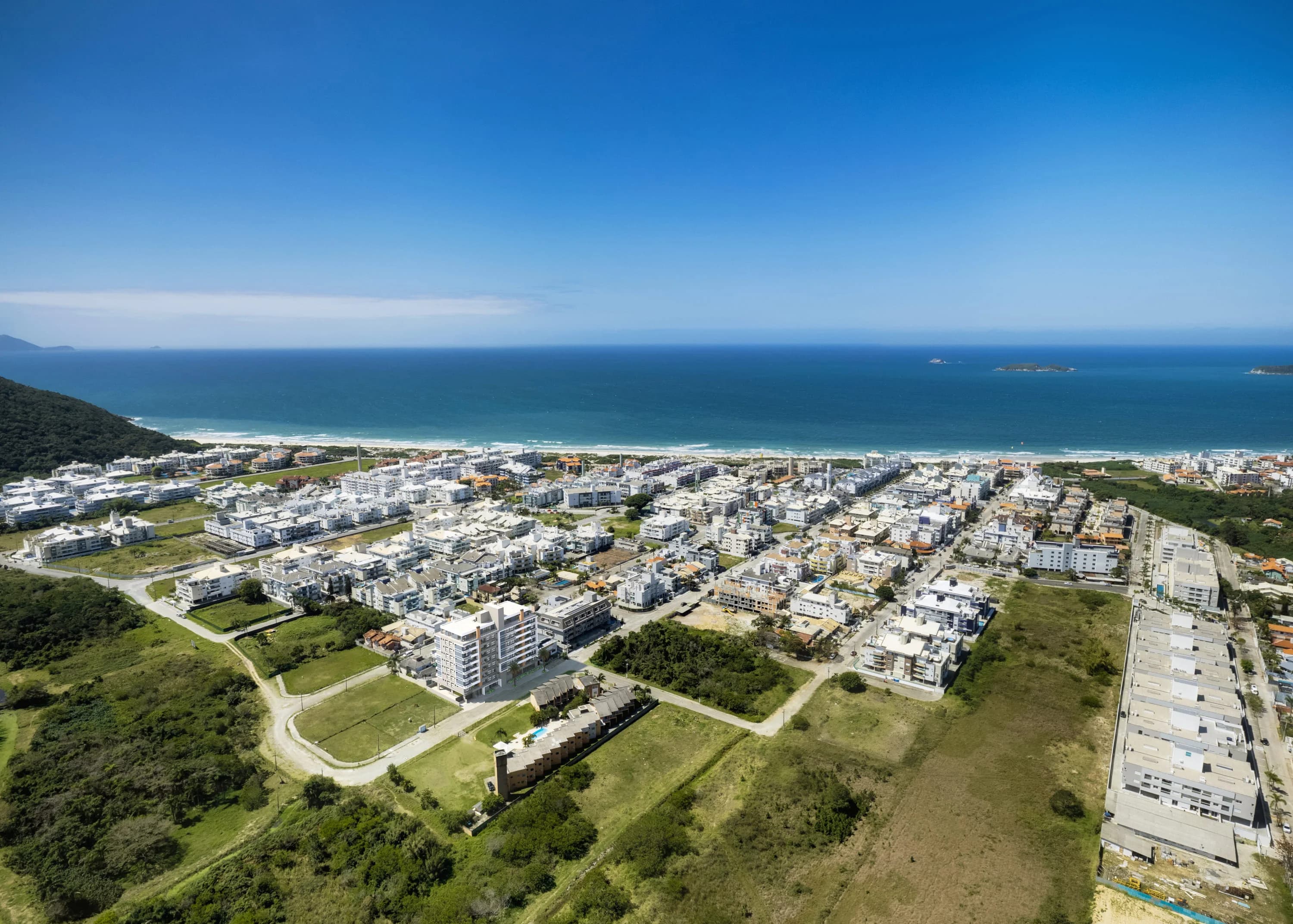 Vista aérea dos Ingleses, com o Oceanic Residence e a orla ao fundo
